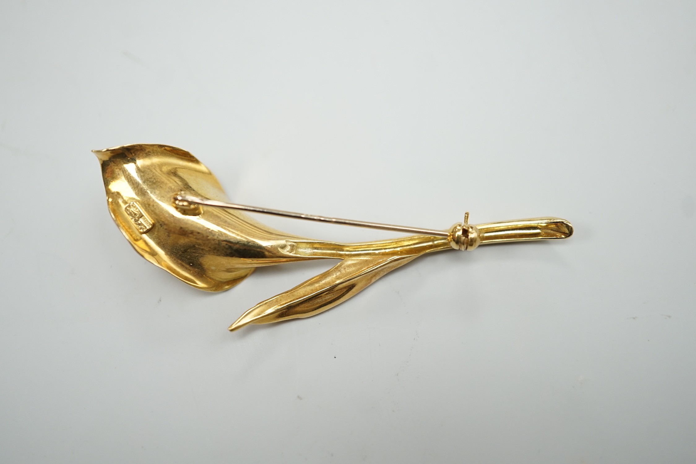 A modern Italian 750 yellow metal foliate brooch, 63mm